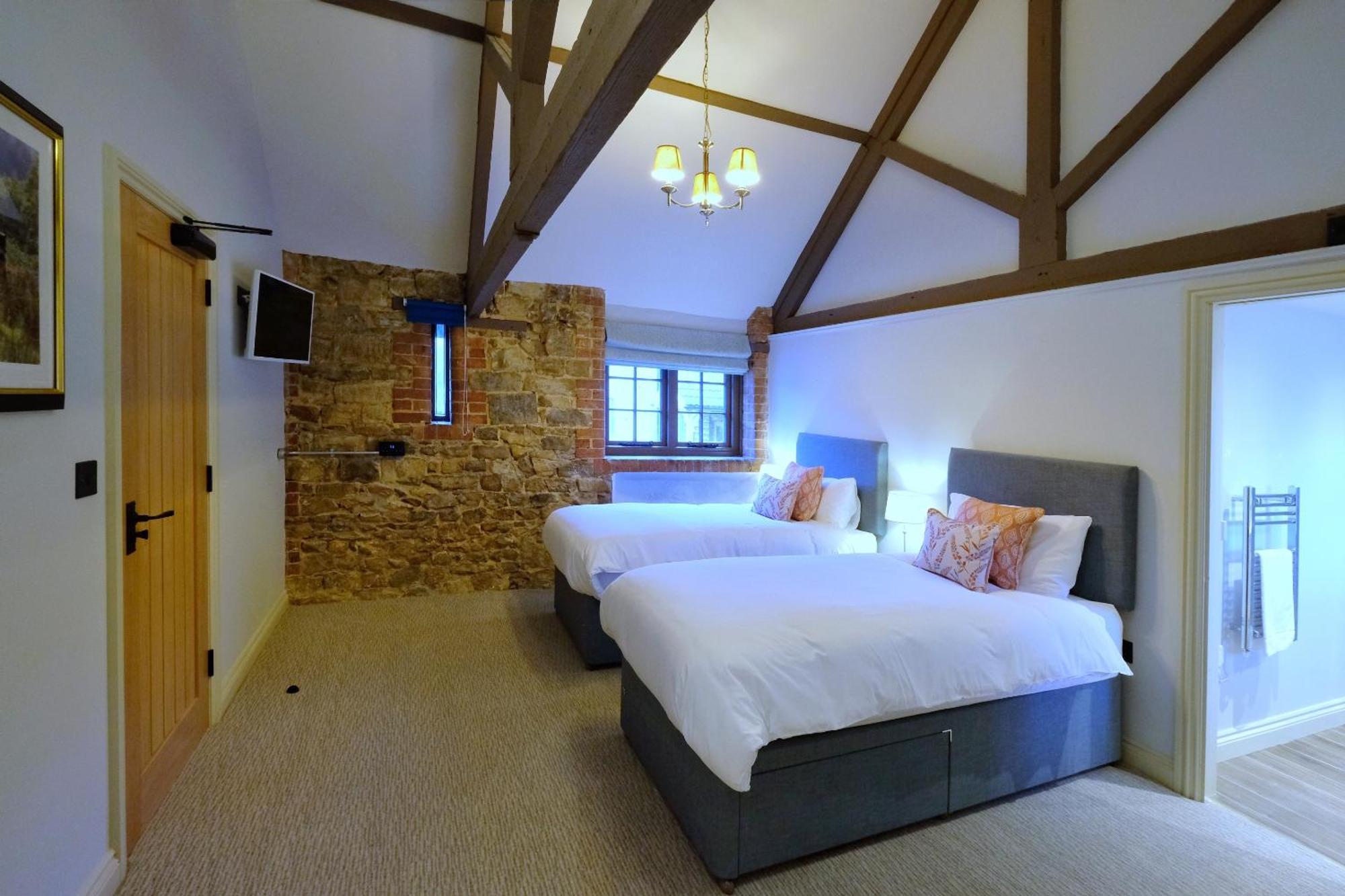 The Greyhound 4* Тонтон